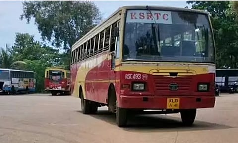 மனைவியுடன் தகராறு.. ஓடும் பஸ்சில் ஜன்னல் வழியாக குதித்த வாலிபர்