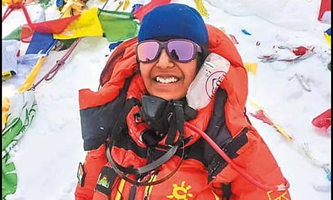 16 வயதில் எவரெஸ்ட் சிகரம் ஏறிய மும்பை மாணவி