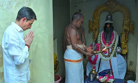 மயிலாப்பூரில் உள்ள திருவள்ளுவர் கோவிலில் கவர்னர் ஆர்.என்.ரவி வழிபாடு