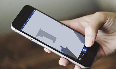 பெற்றோர்கள் 'ஸ்மார்ட் போன்' வைத்திருப்பது அவசியம்- பள்ளிக்கல்வித்துறை