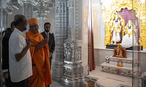 அபுதாபி இந்து கோவிலில் ரஜினிகாந்த் பிரார்த்தனை