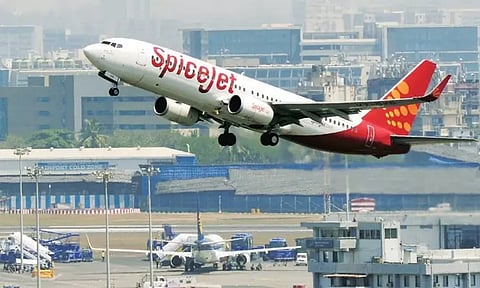 டெல்லியில் இருந்து லடாக் புறப்பட்ட விமானம் மீது பறவைகள் மோதின - அவசர அவசரமாக தரையிறக்கம்