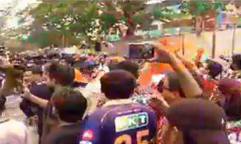 ஐ.பி.எல். இறுதிப்போட்டி: சேப்பாக்கத்தில் குவியும் ரசிகர்கள்