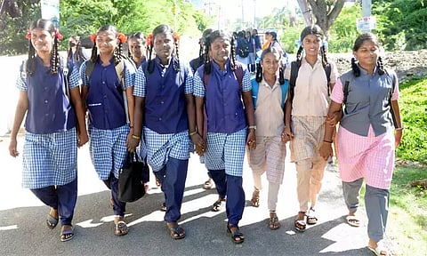 தமிழகத்தில் பள்ளிகள் திறப்புக்கான வழிகாட்டு நெறிமுறைகள் வெளியீடு