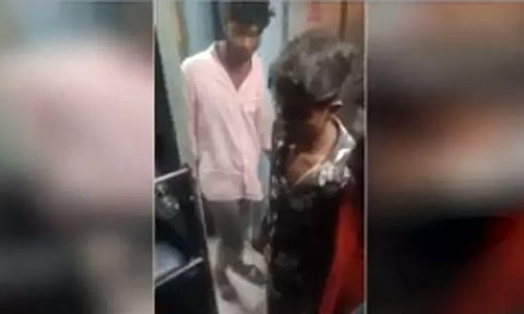 ஓடும் ரெயிலில் குடி போதையில் ரகளை: 2 பேரை பிடித்து ரெயில்வே போலீசார் விசாரணை