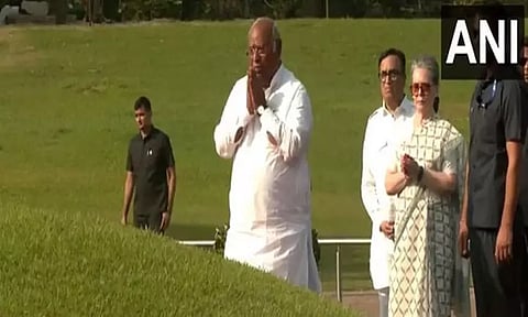 முன்னாள் பிரதமர் நேரு நினைவு தினம்: நினைவிடத்தில் காங்கிரஸ் தலைவர்கள் மரியாதை