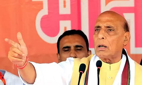 சிறையில் இருந்து பணியாற்றுவதை இப்போதுதான் கேள்விப்படுகிறேன்- கெஜ்ரிவால் மீது ராஜ்நாத்சிங் தாக்கு