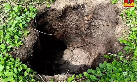 திருப்பத்தூர் மாவட்டம் அச்சமங்கலத்தில் மர்ம பொருள் விழுந்து 5 அடி ஆழத்திற்கு பள்ளம்