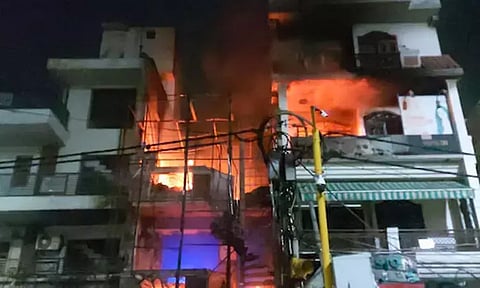 டெல்லி மருத்துவமனை தீ விபத்து - உரிமையாளருக்கு போலீஸ் காவல்