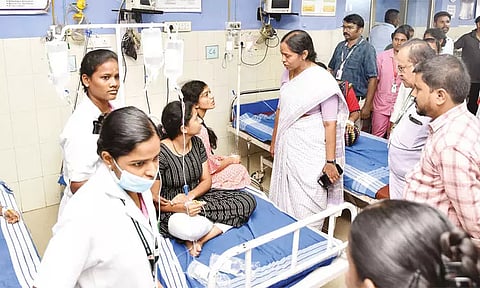 நர்சிங் கல்லூரி மாணவிகள் 20 பேருக்கு வாந்தி மயக்கம் - கலெக்டர் விசாரணை