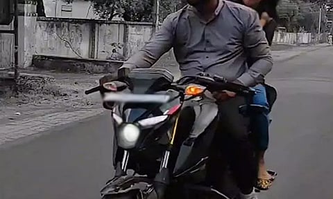 மோட்டார் சைக்கிளில் செல்ல ஆசை: தோழியின் திருமணத்துக்கு சென்ற காதல் ஜோடி - அடுத்து நடந்த கொடூரம்