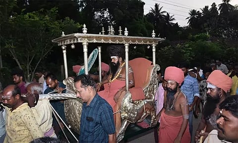 பல்லக்கில் சென்று தருமபுரம் ஆதீனம் வழிபாடு