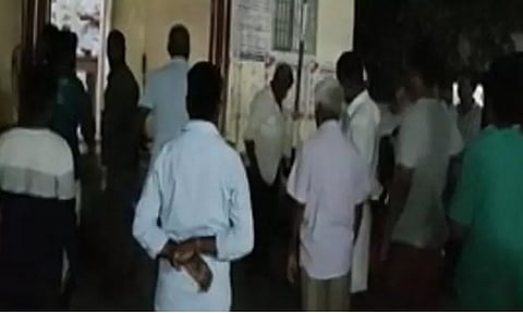 இரவு நேரங்களில் அடிக்கடி மின்வெட்டு - கூடுவாஞ்சேரி மின்வாரிய அலுவலகத்தை முற்றுகையிட்டு பொதுமக்கள் போராட்டம்