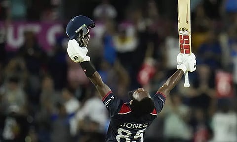 டி20 வரலாற்றில் கிறிஸ் கெய்லின் மாபெரும் சாதனையை சமன் செய்த ஆரோன் ஜோன்ஸ்