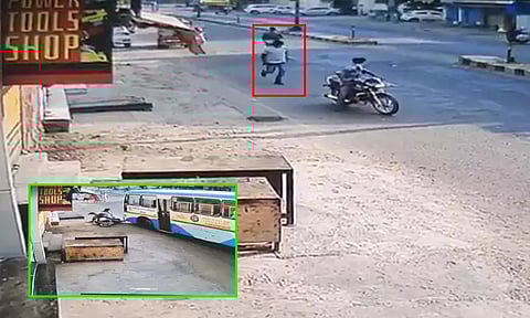 பைக் மீது மோதிய பஸ்... அடுத்து நடந்த டுவிஸ்ட்; வீடியோ வைரல்