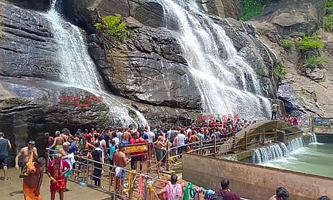 குற்றாலத்தில் குவிந்த சுற்றுலா பயணிகள் - நீண்ட வரிசையில் காத்திருந்து உற்சாக குளியல்