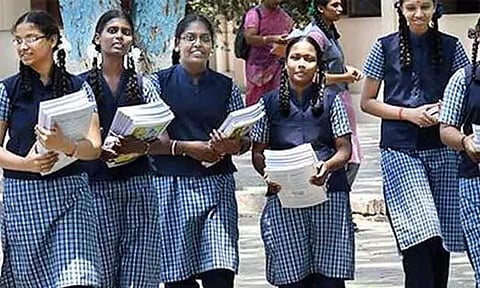 பள்ளியிலேயே மாணவ-மாணவிகளுக்கு வங்கி கணக்கு: பள்ளிக்கல்வித்துறை அறிவிப்பு