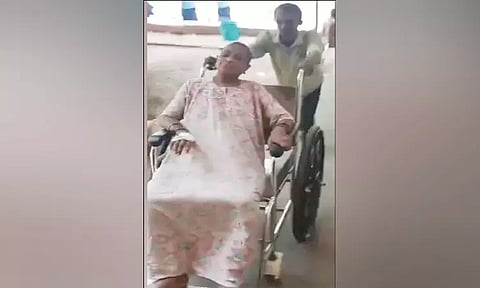 ஸ்ட்ரெச்சர் தராமல் அலைக்கழிப்பு.. தாயை சக்கர நாற்காலியில் அமர வைத்து தள்ளிச்சென்ற மகன்