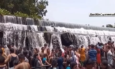 கொடிவேரி தடுப்பணையில் அருவி போல் கொட்டும் தண்ணீர் - உற்சாகமாக குளித்து மகிழ்ந்த சுற்றுலா பயணிகள்