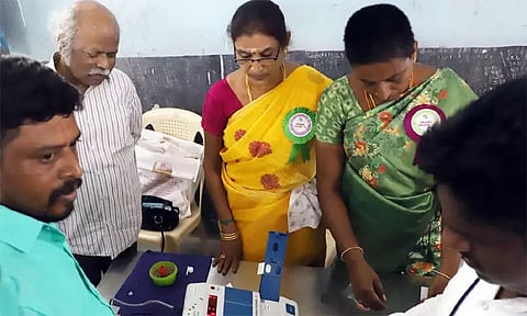 நாளை வாக்கு எண்ணிக்கை: தமிழகத்தில் முன்னேற்பாடு பணிகள் தீவிரம்