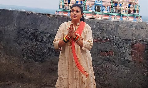 திருத்தணி முருகன் கோவிலில் நடிகை ரோஜா சாமி தரிசனம்