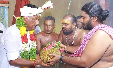 பலாப்பழத்துடன் வழிபாடு செய்த ஓ.பன்னீர் செல்வம்