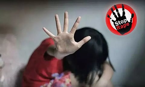 வீட்டில் குளிப்பதை வீடியோ எடுத்து மிரட்டல்... 13 வயது மாணவியை கர்ப்பமாக்கிய குரூர வாலிபர்கள்