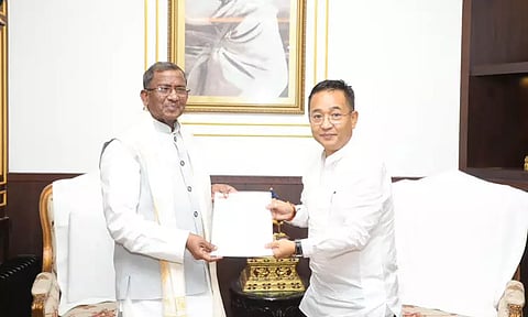 சிக்கிம்: பிரேம் சிங் தமாங் கவர்னருடன் சந்திப்பு: ஆட்சி அமைக்க உரிமை கோரினார்