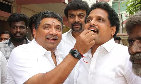 மதுரையில் வெற்றி: சு.வெங்கடேசனுக்கு இனிப்பு ஊட்டி வாழ்த்திய அமைச்சர் பழனிவேல் தியாகராஜன்