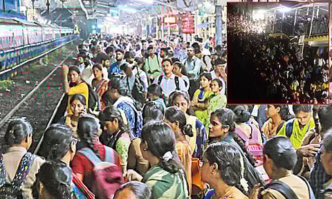 சென்னை மின்சார ரெயில் சேவை ஒரு மணி நேரம் பாதிப்பு - பயணிகள் கடும் அவதி