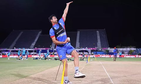 டி20 உலகக்கோப்பை: ஆஸ்திரேலியாவுக்கு எதிராக டாஸ் வென்ற ஓமன் அணி பந்துவீச்சு தேர்வு