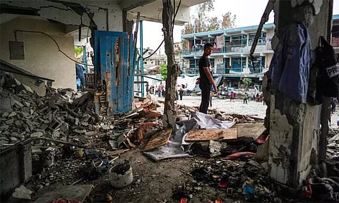 காசா பள்ளி மீது இஸ்ரேல் வெடிகுண்டு தாக்குதல்