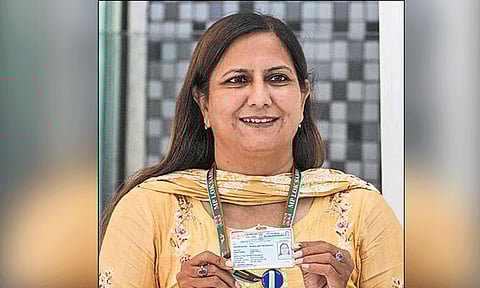 எம்.பி.க்களுக்கு அடையாள அட்டை வழங்கும் பணி