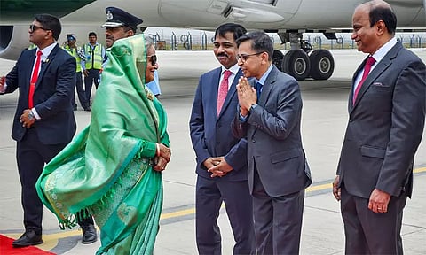 மோடியின் பதவியேற்பு விழாவில் பங்கேற்க இந்தியா வந்தார் வங்காளதேச பிரதமர் ஹசீனா