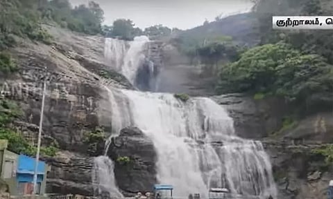 குற்றால அருவிகளில் திடீர் வெள்ளப்பெருக்கு