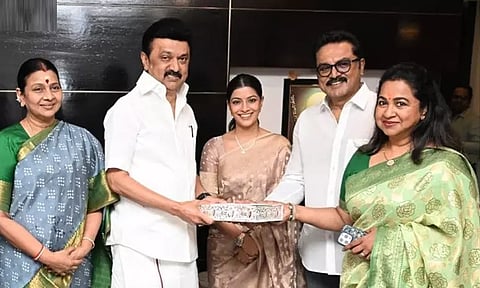 முதல்-அமைச்சரை சந்தித்து மகளின் திருமண அழைப்பிதழை வழங்கிய சரத்குமார்