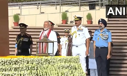 காந்தி, வாஜ்பாய் நினைவிடங்களில் நரேந்திர மோடி மரியாதை