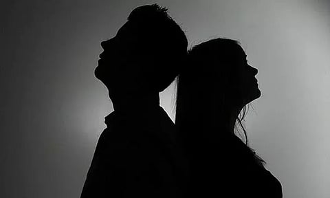 தங்கும் விடுதியில் கணவன்-மனைவி விஷம் குடித்து தற்கொலை