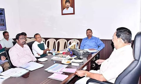 அமைச்சர் காந்தி தலைமையில் பள்ளி சீருடை வழங்கும் திட்டத்தின் செயல்பாடுகள் குறித்த ஆய்வு கூட்டம்