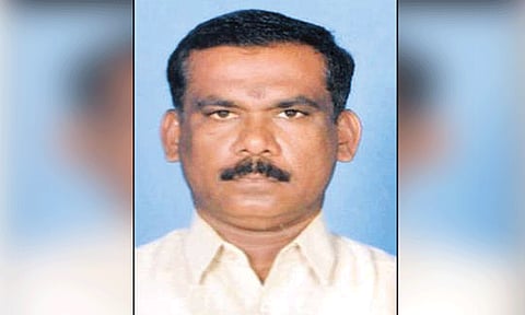 பள்ளிக்கூடம் திறந்த முதல் நாளில் பயங்கரம்: நடுரோட்டில் அரசு பள்ளி ஆசிரியர் படுகொலை