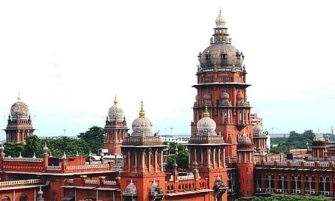 கழுகுகளுக்கு ஆபத்தான மருந்துகள் குறித்து விவசாயிகளுக்கு அறிவுறுத்தல் - ஐகோர்ட்டில் தமிழக அரசு தகவல்