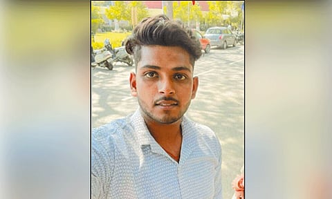 பயங்கரவாதிகள் தாக்குதல் சம்பவம்: மற்றவர்களை எச்சரிக்க முயன்ற வாலிபர் உயிரிழந்த சோகம்