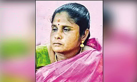 கிராம நிர்வாக பெண் அலுவலர் கைது: ரூ.10 ஆயிரம் லஞ்சம் வாங்கியபோது பிடிபட்டார்