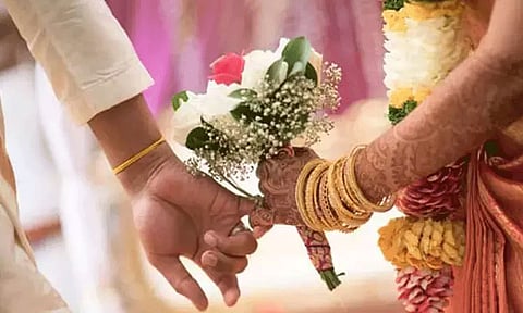 மாப்பிள்ளைக்கு தங்கச்சங்கிலி போடாததால் திருமணம் நிறுத்தம்: போலீசில் இளம்பெண் புகார்