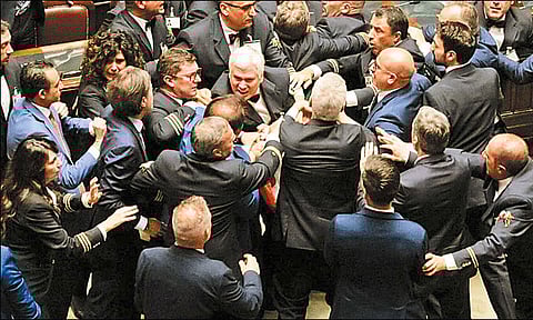 இத்தாலி நாடாளுமன்றத்தில் மந்திரி மீது தாக்குதல் முயற்சி: எம்.பி.க்கள் கைகலப்பில் ஒருவர் படுகாயம்