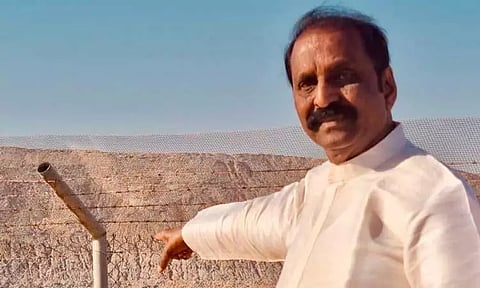 வெளிநாடு செல்லும் அமைச்சர்களும், அதிகாரிகளும் இதுபோன்ற உருப்படியான திட்டங்களை செயல்படுத்துங்கள் - வைரமுத்து