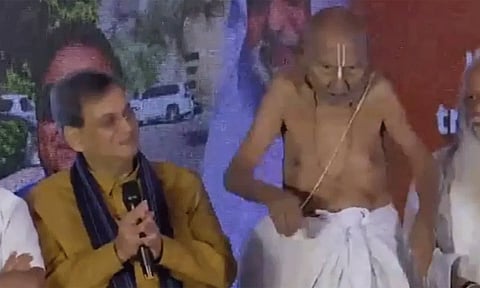 127 வயதில் யோகா செய்து அசத்திய தாத்தா...வீடியோ வைரல்