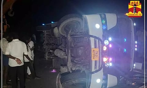 திருப்போரூர் அருகே டயர் வெடித்து வேன் கவிழ்ந்ததில் ஒருவர் உயிரிழப்பு - 10-க்கும் மேற்பட்டோர் காயம்