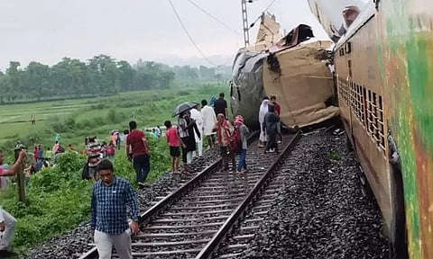 மே.வங்க ரெயில் விபத்து: சிக்னலில் நிற்காமல் வந்த சரக்கு ரெயில் - பரபரப்பு தகவல்