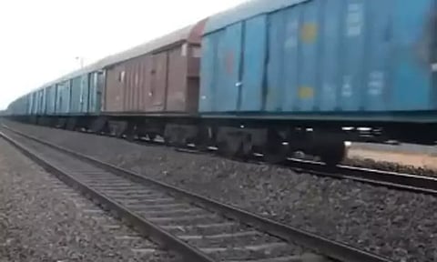 சென்னையில் ரெயில் மீது ஏறி விளையாடிய இளைஞர் மின்சாரம் தாக்கி உயிரிழப்பு